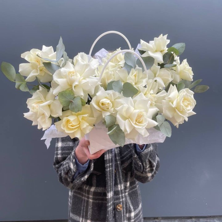 15 белых роз в сумочке в Калуге