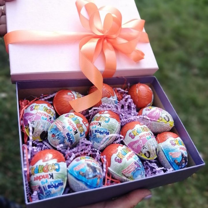 Коробка с киндерами в Калуге