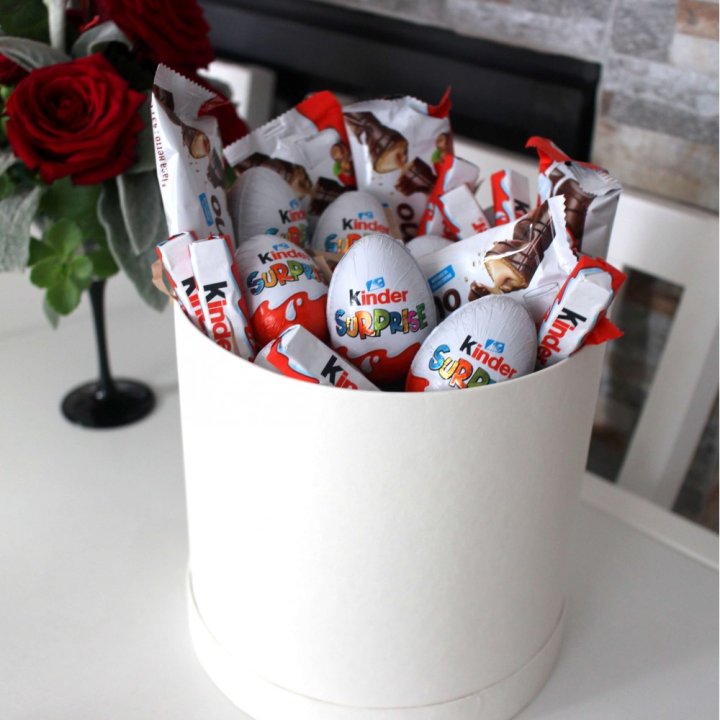 Коробка с киндерами  в Калуге