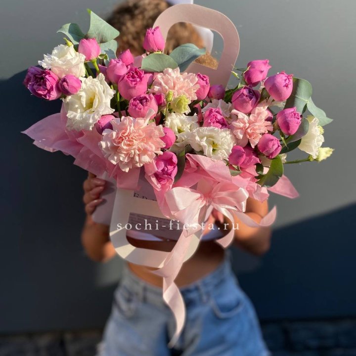 Сумочка с кустовой розой и диантусами в Калуге