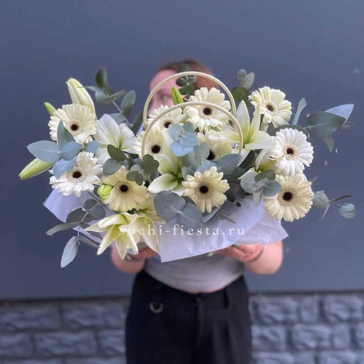 Сумочка лилии и герберы в Калуге