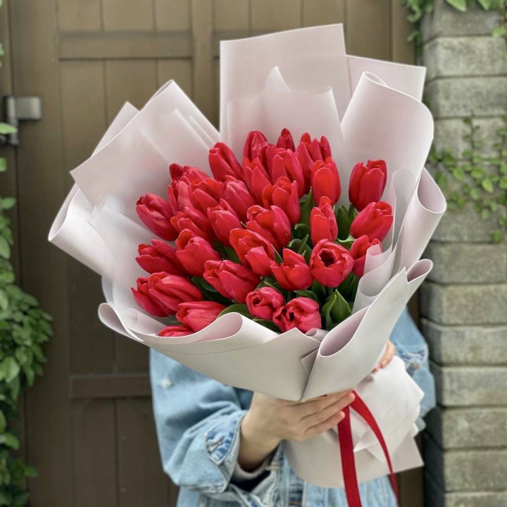 35 красных тюльпанов в Калуге